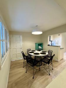 a dining room with a table and chairs at Casa Del Cable Carril in Chilecito