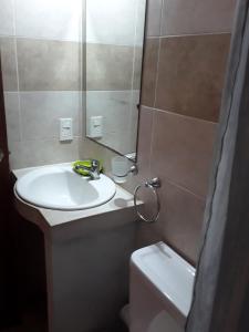 een badkamer met een wastafel en een spiegel en een toilet bij PINAR DEL SOL I y II in La Paloma +20 foto's