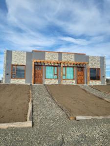 una casa en medio de un campo en Jardines del Calafate en El Calafate