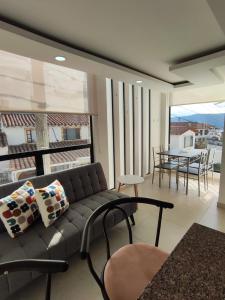 a living room with a couch and a table at Apartamento 202 in Guatavita