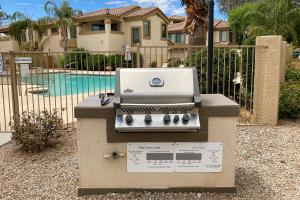 einen Grill in einer Kiste vor einem Haus in der Unterkunft Villas at Hacienda del Sol #11101 in Tucson