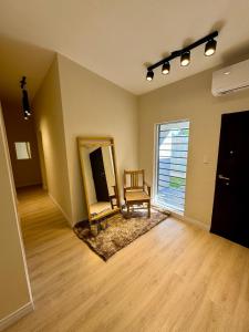 an empty room with a mirror and a chair at Casa Del Cable Carril in Chilecito