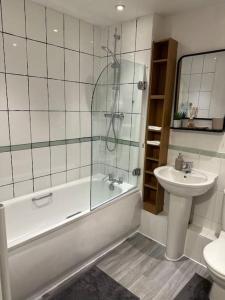 Entire flat in Ealing في لندن: حمام مع حوض ومغسلة ومرحاض