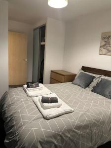 Entire flat in Ealing في لندن: غرفة نوم عليها سرير وفوط