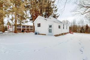 Ein weißes Haus im Schnee mit einem Zug in der Unterkunft Northwoods Oasis in Presque Isle