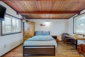 Blake's Skagit Resort, Cabin 5 tesisinde bir odada yatak veya yataklar