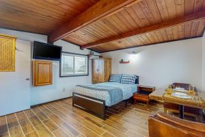 Blake's Skagit Resort, Cabin 5 tesisinde bir odada yatak veya yataklar