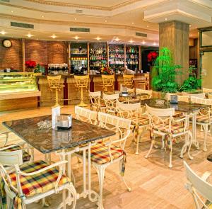 Reštaurácia alebo iné gastronomické zariadenie v ubytovaní Hotel Torrepalma