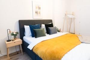 Postel nebo postele na pokoji v ubytování Deluxe 2BDRs Home in Spa District Center