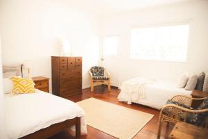 um quarto com 2 camas e uma cómoda e uma janela em Hilltop on Milton em Napier