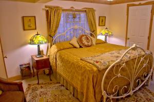 Een bed of bedden in een kamer bij Big Yellow Inn