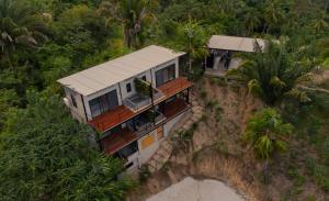 - une vue aérienne sur une maison au sommet d'une colline dans l'établissement Casa Xue Tayrona - Alma Hotels, à Los Naranjos