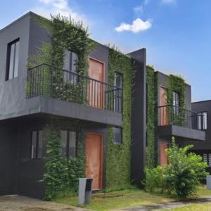 un bâtiment avec du lierre vert sur son côté dans l'établissement Atsuka Villa Tagaytay, à Calo