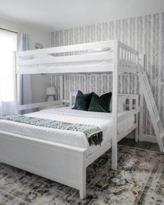 um beliche branco com uma escada num quarto em Great Location, 10 Mins to Beach, Vero Pool House em Vero Beach