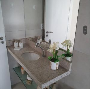 łazienka z umywalką z kwiatami w obiekcie Engenho da Praia w mieście Porto de Galinhas