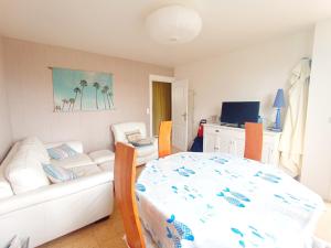 Televízia a/alebo spoločenská miestnosť v ubytovaní Charmant 4 pièces à Sète avec balcon, proche plage, activités familiales et commodités - FR-1-338-509