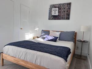 ein Schlafzimmer mit einem großen Bett mit blauen Kissen in der Unterkunft Cozy 1BR 1BA apt center of LA steps from the Grove in Los Angeles