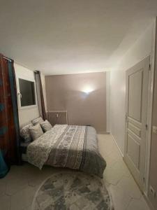 sypialnia z łóżkiem w pokoju z drzwiami w obiekcie Appartement JO 2024 Paris Disney w mieście Villeparisis