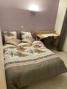 2 łóżka pojedyncze w pokoju z biurkiem w obiekcie Appartement JO 2024 Paris Disney w mieście Villeparisis