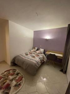 sypialnia z 2 łóżkami i stołem w obiekcie Appartement JO 2024 Paris Disney w mieście Villeparisis