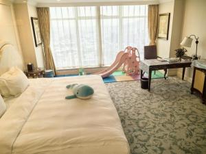 Postel nebo postele na pokoji v ubytování Qingdao Jianxin International Hotel