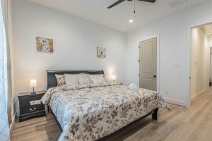 um quarto branco com uma cama e uma ventoinha de tecto em Luxury Charming 3BR 3Bath Free Wi-FI 8 Guests, Gated Home, Houston Downtown em Houston