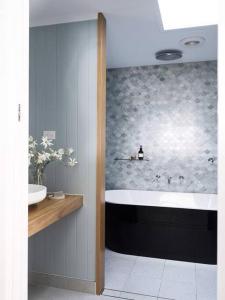 une salle de bain avec une baignoire et un lavabo dans l'établissement Jamberoo Valley Farm, à Jamberoo 84 autres photos