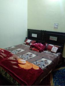 Ein Bett oder Betten in einem Zimmer der Unterkunft Sri Ram Nilayam