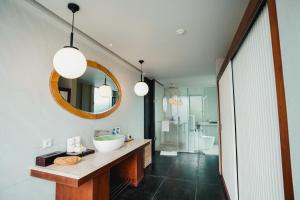 Ein Badezimmer in der Unterkunft Javana Royal Villas