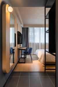 成都市にあるChengdu Desti Youth Park Hostel TaiKooLiのベッド、テーブル、椅子が備わるホテルルームです。 +37枚の写真