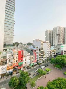 una vista aérea de una ciudad con edificios altos en Aloha House Apartment, en Ho Chi Minh 84 fotos más