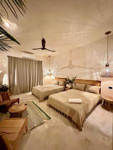 una camera con due letti e un soffitto di Casa Sílice a Valladolid
