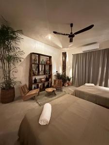 um quarto com 2 camas e uma ventoinha de tecto em Casa Sílice em Valladolid