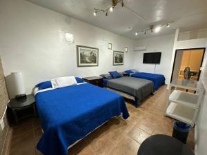 ein Schlafzimmer mit 2 Betten und einem TV in der Unterkunft Newly remodeled 3 BR Center Mayagüez, First Floor Unit1 in Mayaguez