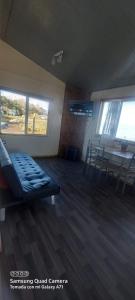 een kamer met een bed en een tafel en stoelen bij Cabañas piedra azul in Puerto Montt