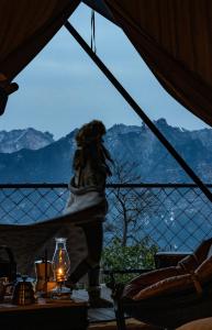 uma vista de uma tenda com vista para as montanhas em BZIKA Hilltop Tent Hotel em Zhangjiajie