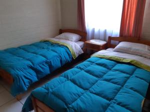 two beds sitting next to each other in a room at casa 936 in Pucón