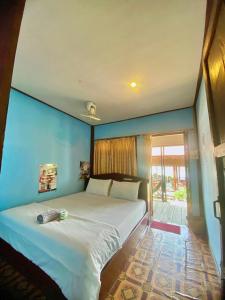 Tempat tidur dalam kamar di Sun down dondet bungalows