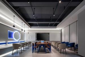 a conference room with a table and chairs at Atour Light Hotel Zhoushan Dinghai South Renmin Road in Zhoushan
