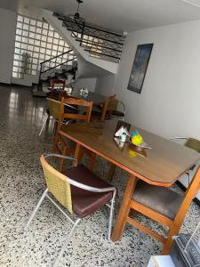 波哥大的住宿－ARENA PARK，一间带木桌和椅子的用餐室