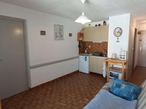 sala de estar con sofá y cocina en Appartement Marseillan-Plage, 2 pièces, 4 personnes - FR-1-387-202, en Marseillan