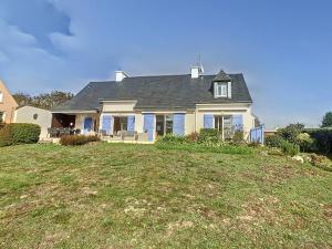 a large white house with a large yard at Maison Crozon, 5 pièces, 8 personnes - FR-1-370-81 in Crozon