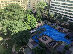 una vista aérea de una piscina en una ciudad en Dong Fang Hotel Guangzhou en Guangzhou
