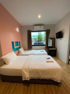 pokój hotelowy z 2 łóżkami i oknem w obiekcie Nirvana@Phala w mieście Ban Chang
