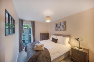 Postel nebo postele na pokoji v ubytování Mearns Street Lodge ✪ Grampian Lettings Ltd