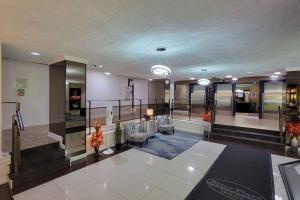 a lobby with a waiting area with chairs and a clock at One bedroom apartment for rent, 4 sleeper in Arlington