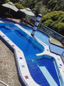 una vista aérea de una piscina con azulejos azules en FINCA HOTEL SANTO TOMAS REAL en Rionegro