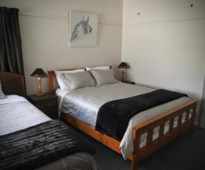 Ліжко або ліжка в номері Catnap Cottage, Manapouri