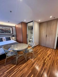 a room with a table and chairs and a bed at Flat particular Alto Padrão Al Santos 981 - Internacional Paulista Rooftop The View in Sao Paulo