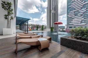 um pátio no último piso com uma piscina num edifício em KL Condo Ampang Embassy 2B2R, Wi-Fi em Kuala Lumpur